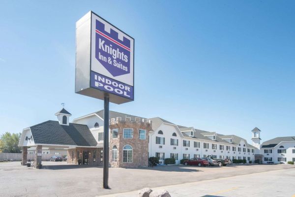 KNIGHTS INN AND SUITES GRAND F (Grand Forks)